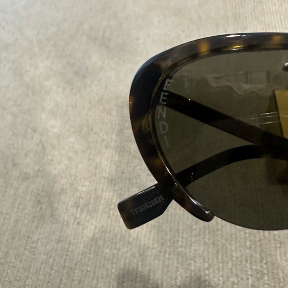 Fendi Gold-Tone and Tortoiseshell Acetate Sunglasses w/ carrying case and box. - Picture 3 of 9